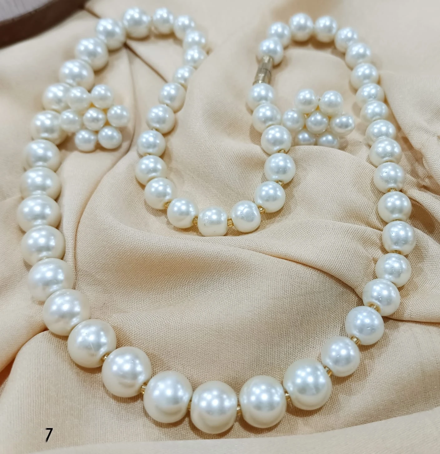Anti-Tarnish Graduated White Pearl Necklace & Floral Earring Set