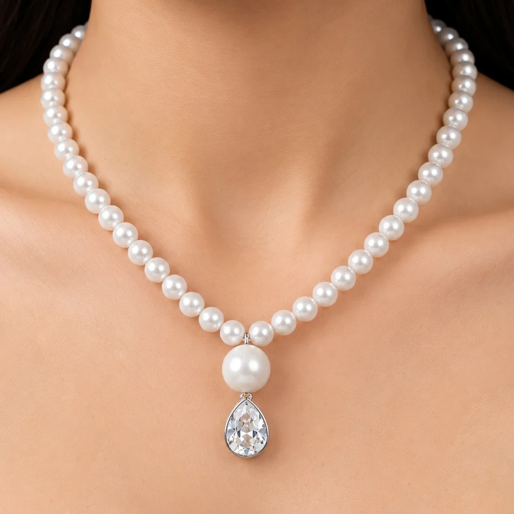 Necklace Elegant Pearls & Crystal Pendant